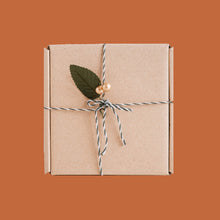 Load image into Gallery viewer, Under the Mistle Tea Mini Gift Set
